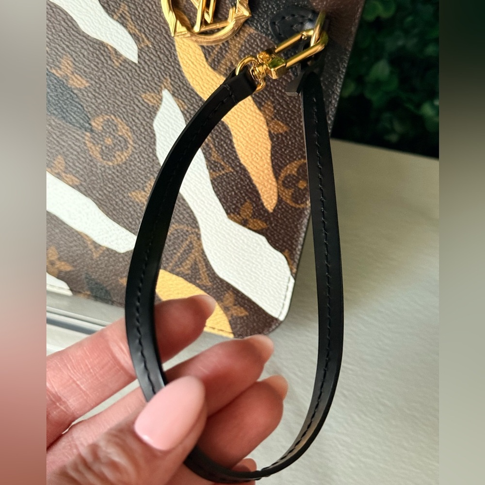 Louis Vuitton Monogram Limited Edition League of Legends Neverfull Pouch - Picture 3 of 7